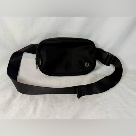 Lululemon everywhere crossbody bag - Picture 2 of 4